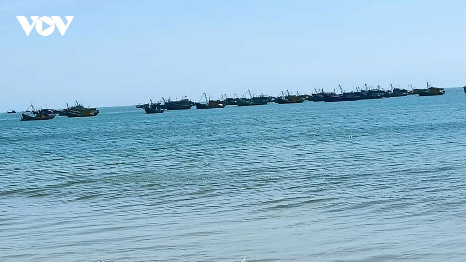 Xuống biển gỡ lưới ra khỏi chân vịt, một người bị sóng cuốn mất tích
